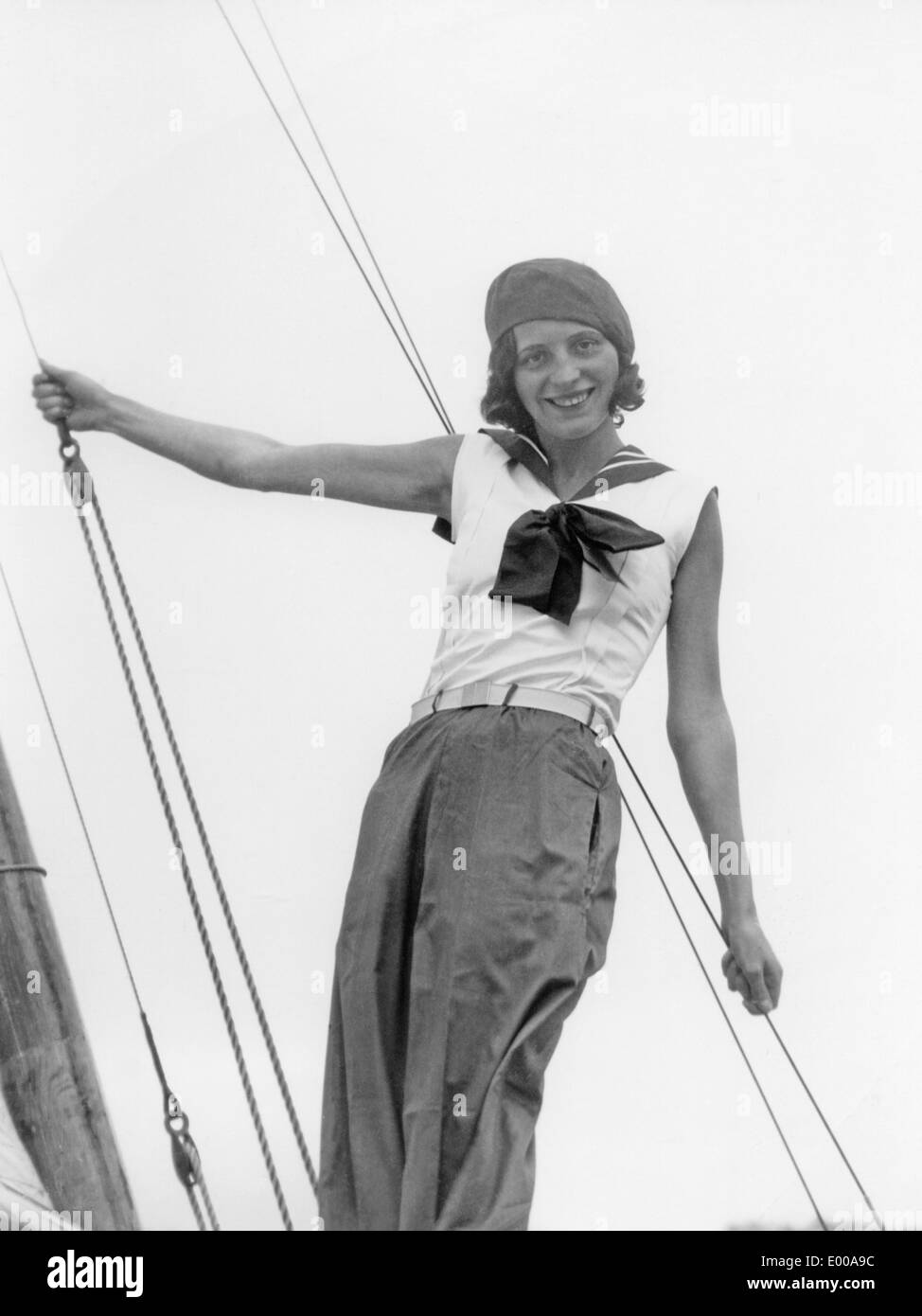Modell mit Sportbekleidung auf einem Segelboot Stockfoto