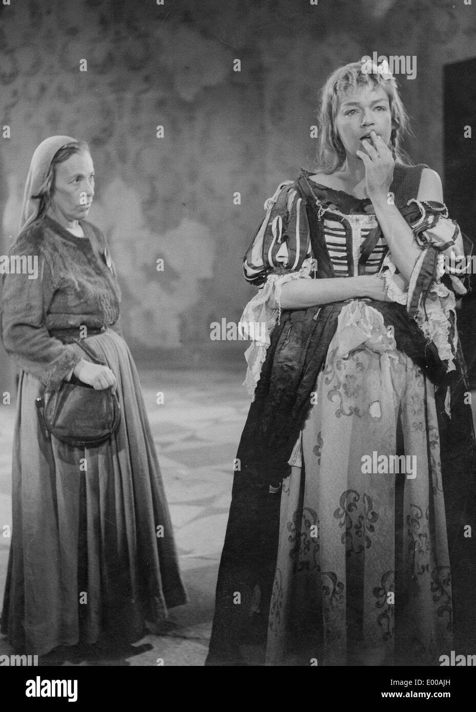 Helene Weigel und Simone Simon in "Mutter Courage" von Bertolt Brecht, 1950 Stockfoto