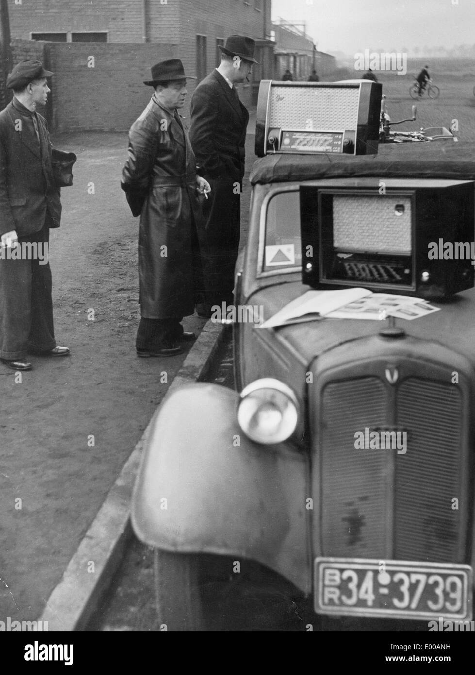 Ein Handelsreisender Radio vor dem Fabrik-Eingang eines Bergwerks Stockfoto