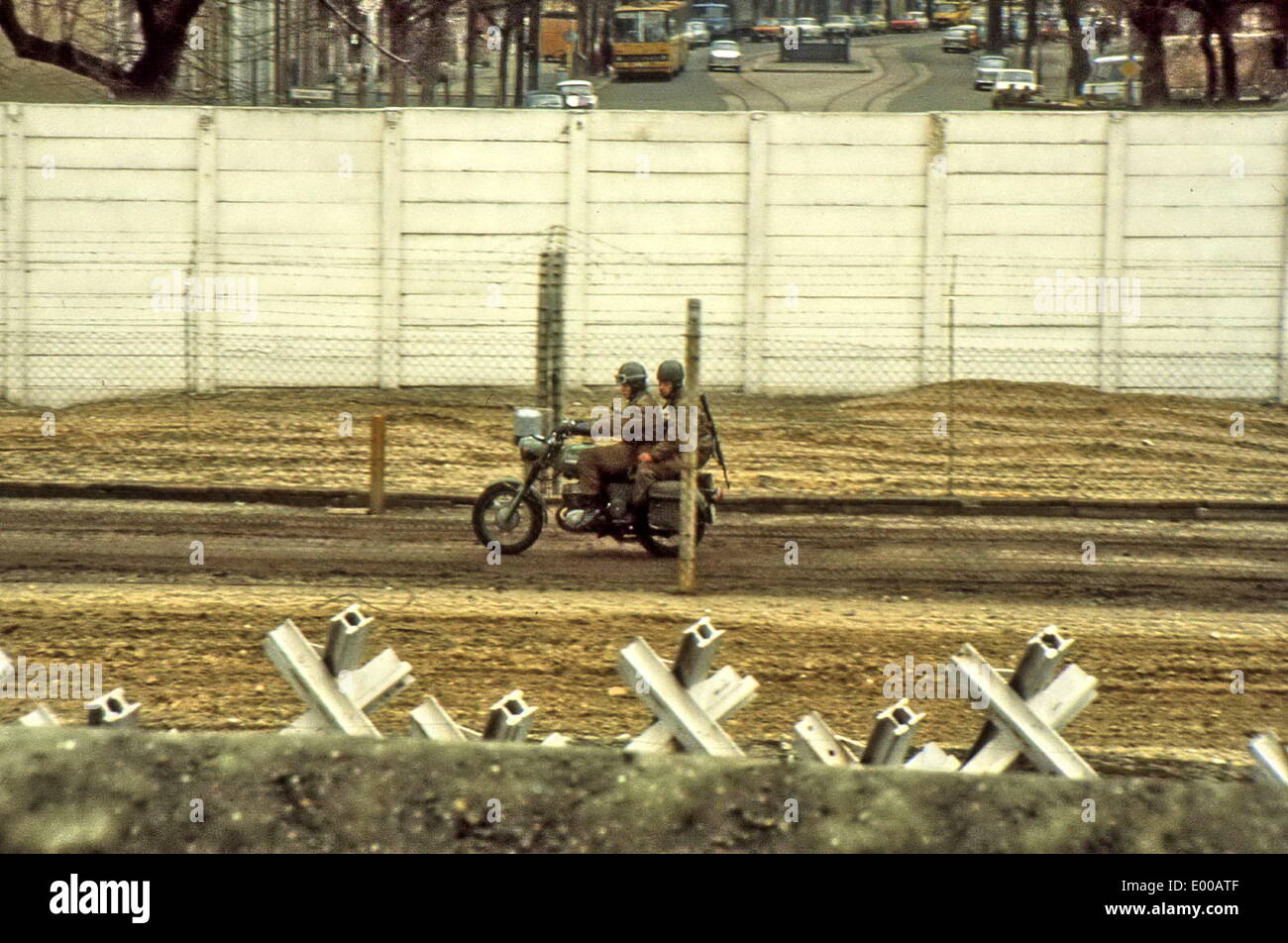 Ostdeutschen Soldaten auf Motorrädern auf dem Grenzstreifen in Berlin, 1983 Stockfoto