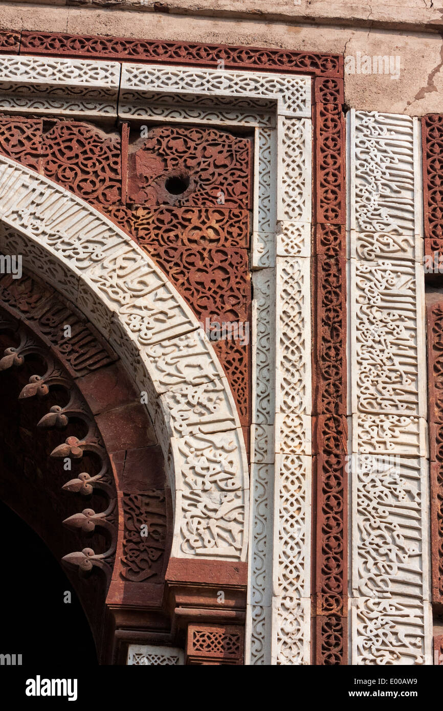 Neu-Delhi, Indien. Steinmetzarbeiten in Alai Darwaza, Qutb Minar-Komplex. Arabische Kalligraphie. Stockfoto