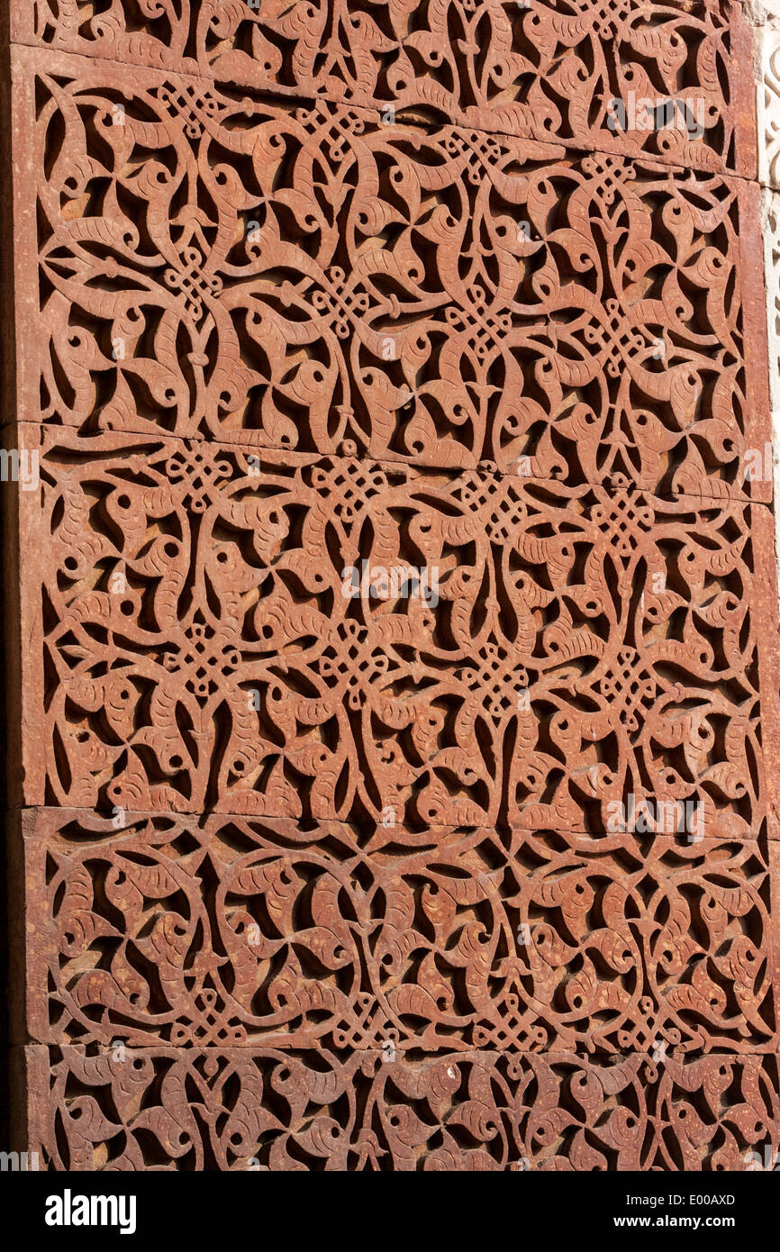 Neu-Delhi, Indien. Floral Steinmetzarbeiten in Alai Darwaza, Qutb Minar-Komplex. Arabische Kalligraphie. Stockfoto