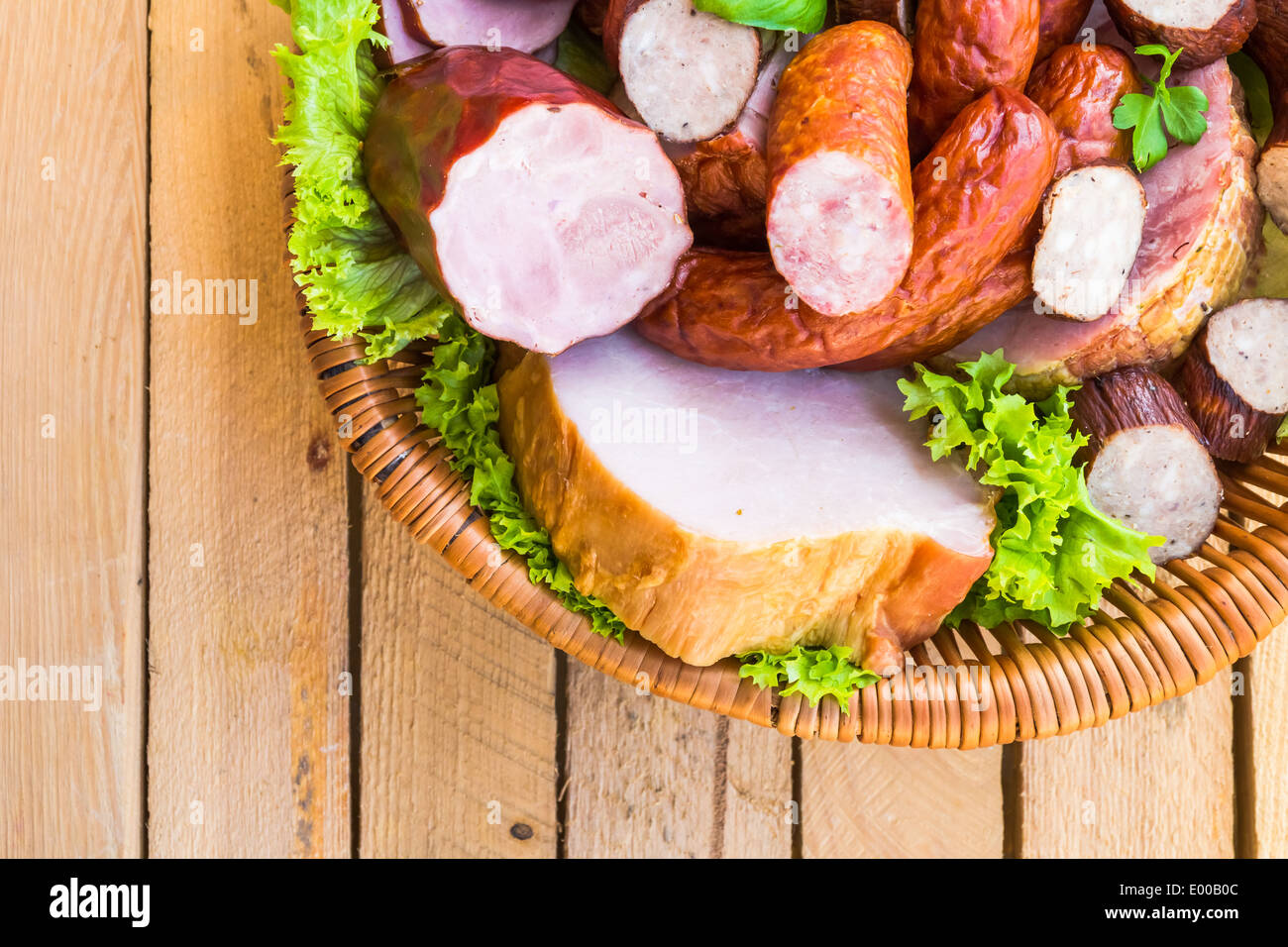 Hintergrund Mit Einem Korb Voll Mit Fleisch Wurst Und Verschiedene Fleischsorten Stockfotografie Alamy