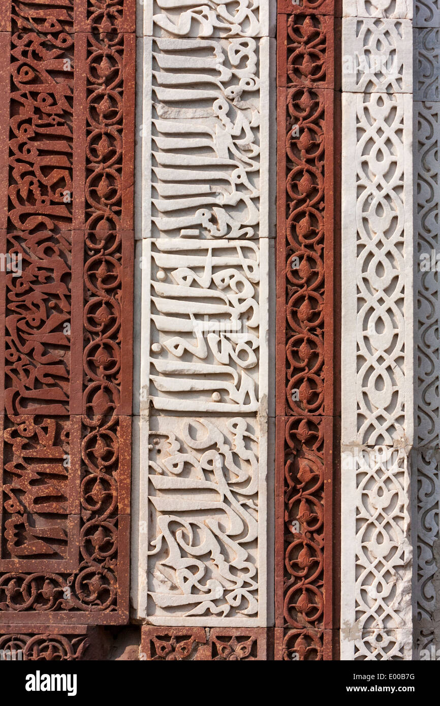 Neu-Delhi, Indien. Steinmetzarbeiten in Alai Darwaza, Qutb Minar-Komplex. Arabische Kalligraphie. Stockfoto