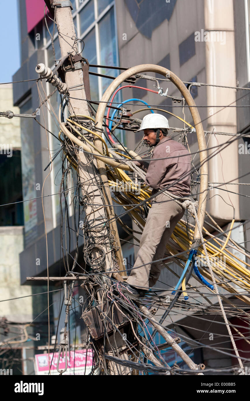 Neu-Delhi, Indien. Warum ist dieser Mann Job gefährlich? Mechaniker arbeiten an Delhis Stromübertragungsnetzes. Stockfoto