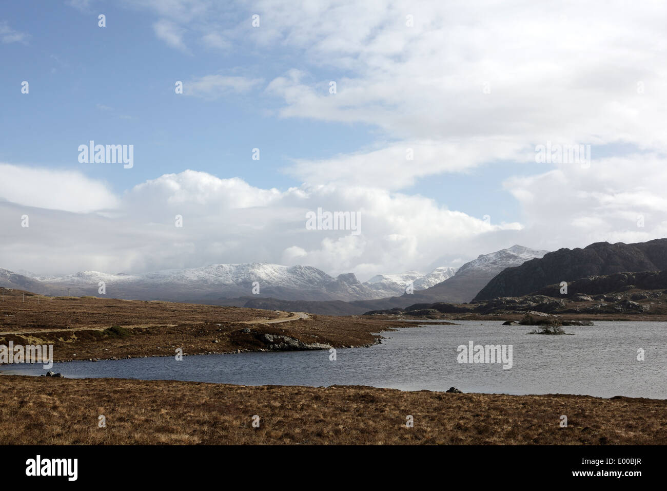 Loch Tollaidh in der Nähe von Gairloch, mit Schnee bedeckt Torridon Berge hinter Schottland, März 2014 Stockfoto