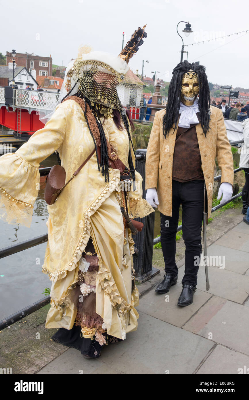 Ein maskierter Mann und seine Frau-Partnerin im georgischen Gothic Kleid bei Whitby Gothic Weekend Frühjahr 2014 Stockfoto