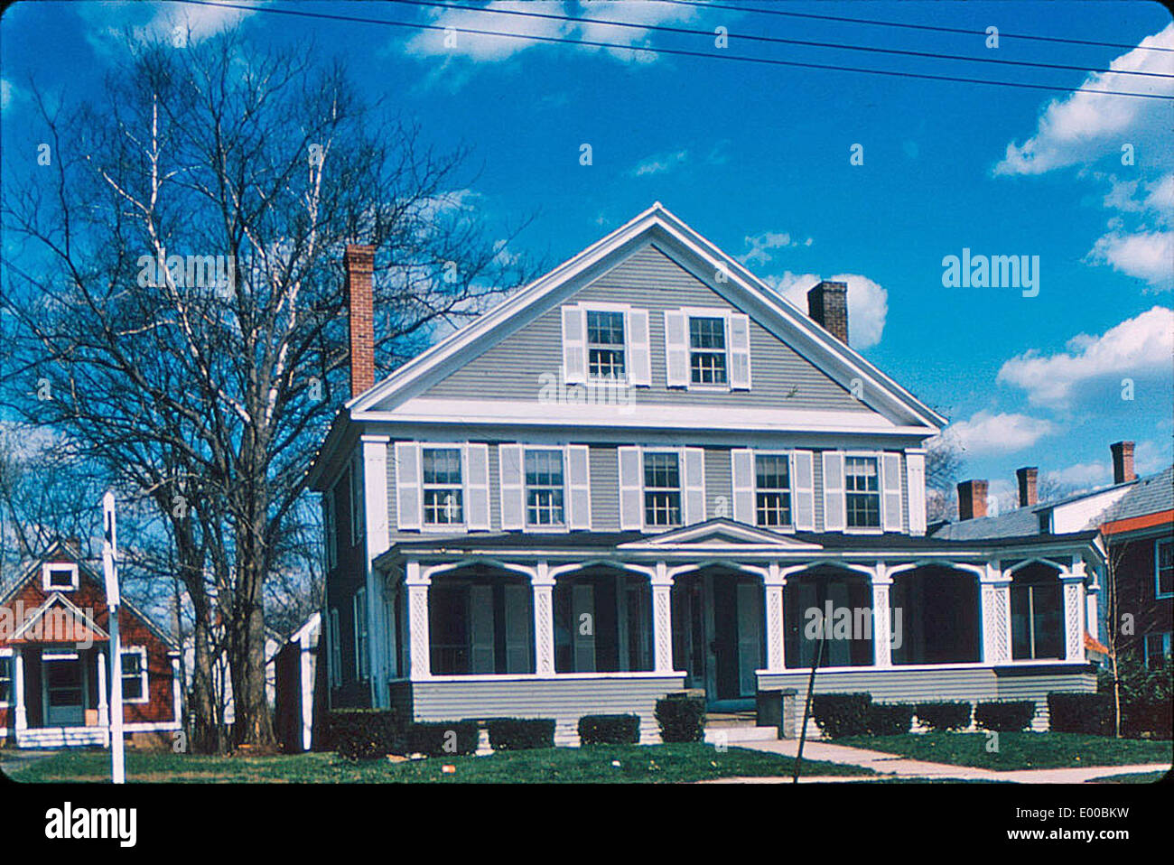 Ein Foto des Red Cross Building in Keene, New Hampshire, zeigt seine architektonischen Merkmale und seine Rolle als Gemeindezentrum. Die Säulen und die Veranda des Gebäudes heben seine historische Bedeutung hervor. Stockfoto