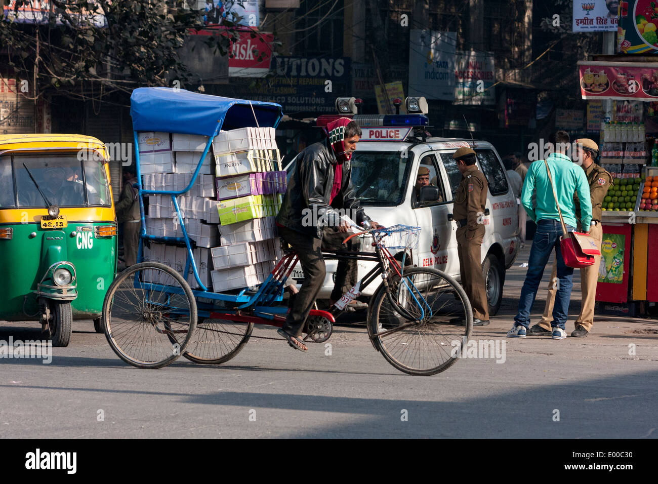 Neu-Delhi, Indien. Transport von Gütern auf einem Dreirad-Rikscha. Stockfoto