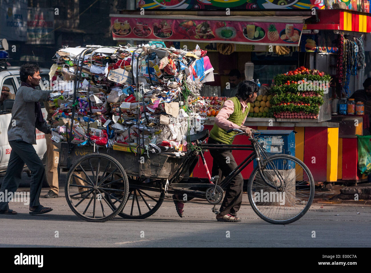 Neu-Delhi, Indien. Zwei Männer schieben einen dreirädrigen Wagen von Müll werden recycelt. Stockfoto