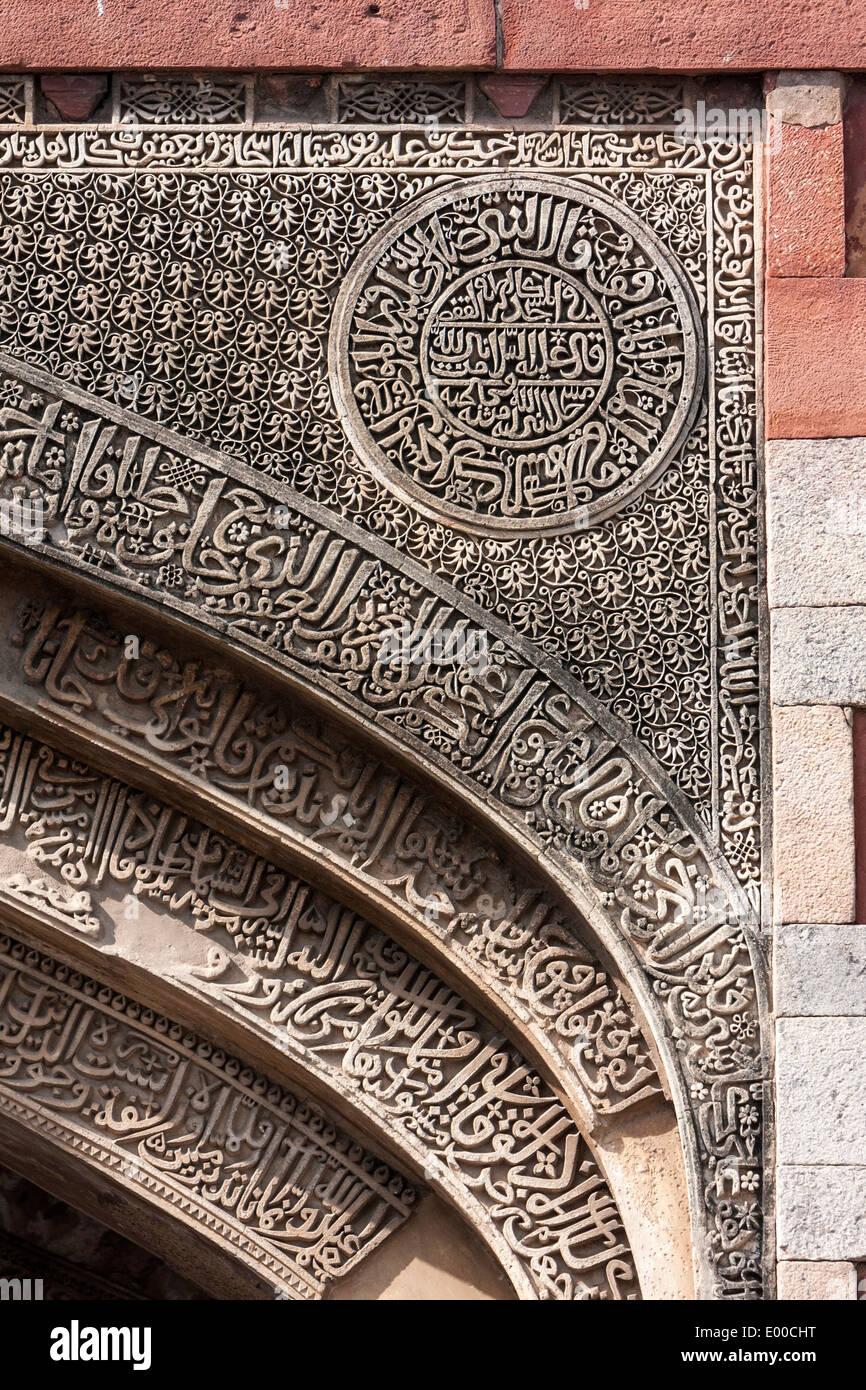 Neu-Delhi, Indien. Lodi Gardens. Floral und Kalligraphie Dekorationen über dem Eingang zur Bara Gumbad Moschee. Stockfoto