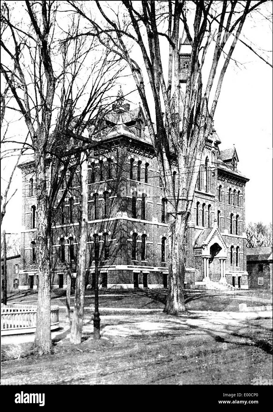 Die Keene High School in Keene, New Hampshire, hat eine lange Geschichte im Dienst der Gemeinde als Bildungseinrichtung. Das Gebäude ist Teil des reichen Bildungserbes der Stadt und beherbergt im Laufe der Jahre verschiedene Aktivitäten und Veranstaltungen für Studenten. Heute gilt sie als Wahrzeichen der Stadtgeschichte. Stockfoto