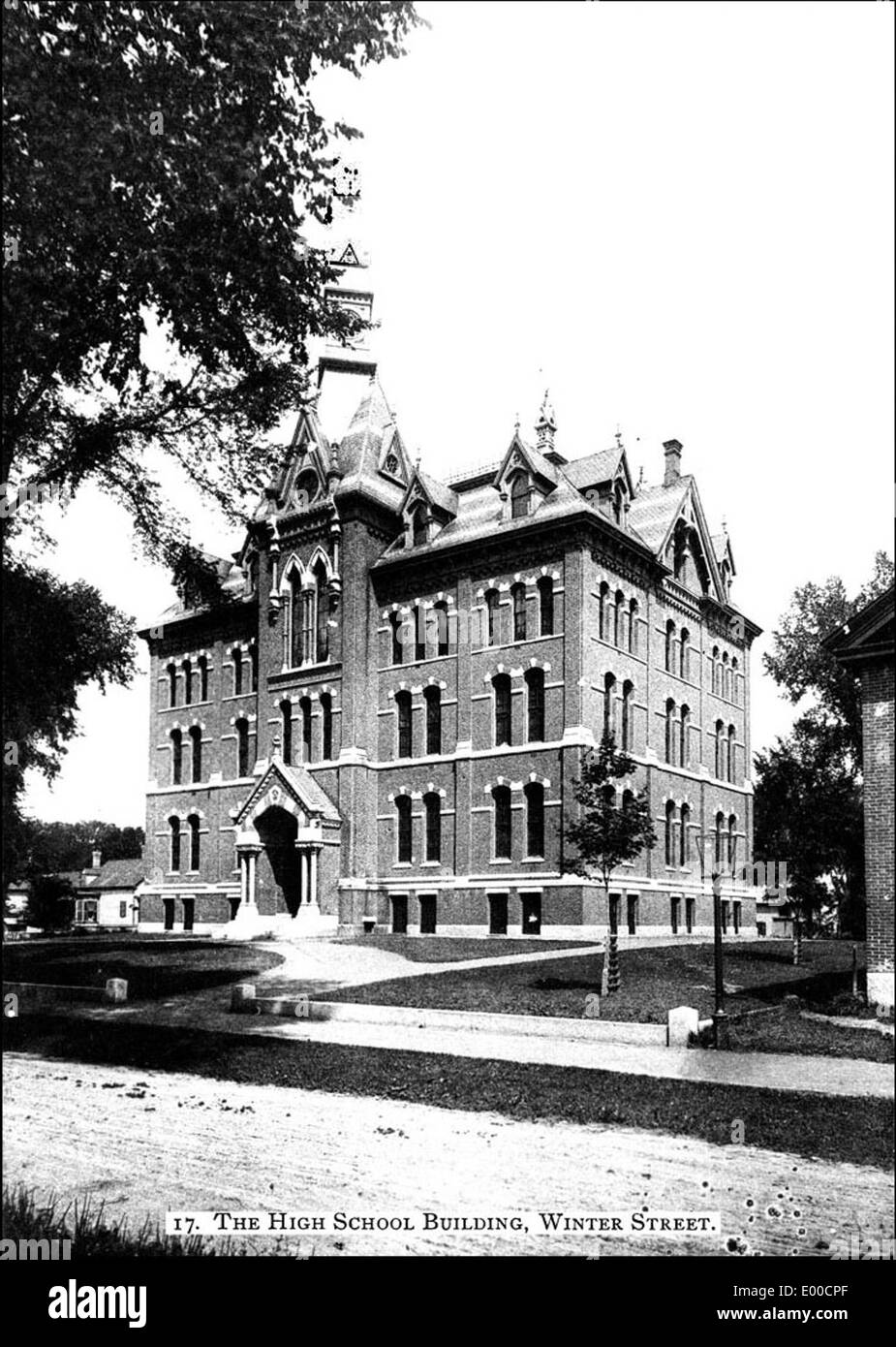Dieses Foto zeigt die alte Keene High School in Keene, New Hampshire, mit ihrer einzigartigen historischen Architektur. Das Bild zeigt auch die nahe gelegene Central Junior High School, die die Bildungsziele der Stadt hervorhebt. Stockfoto