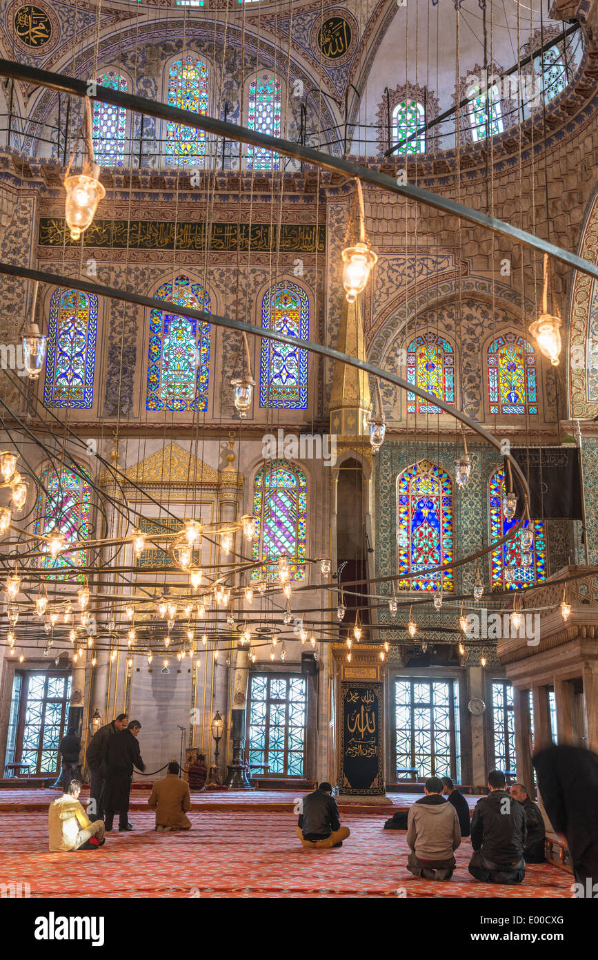 Muslime beim Gebet in der Sultan Ahmet oder blaue Moschee, Sultanahmet, Istanbul, Türkei Stockfoto