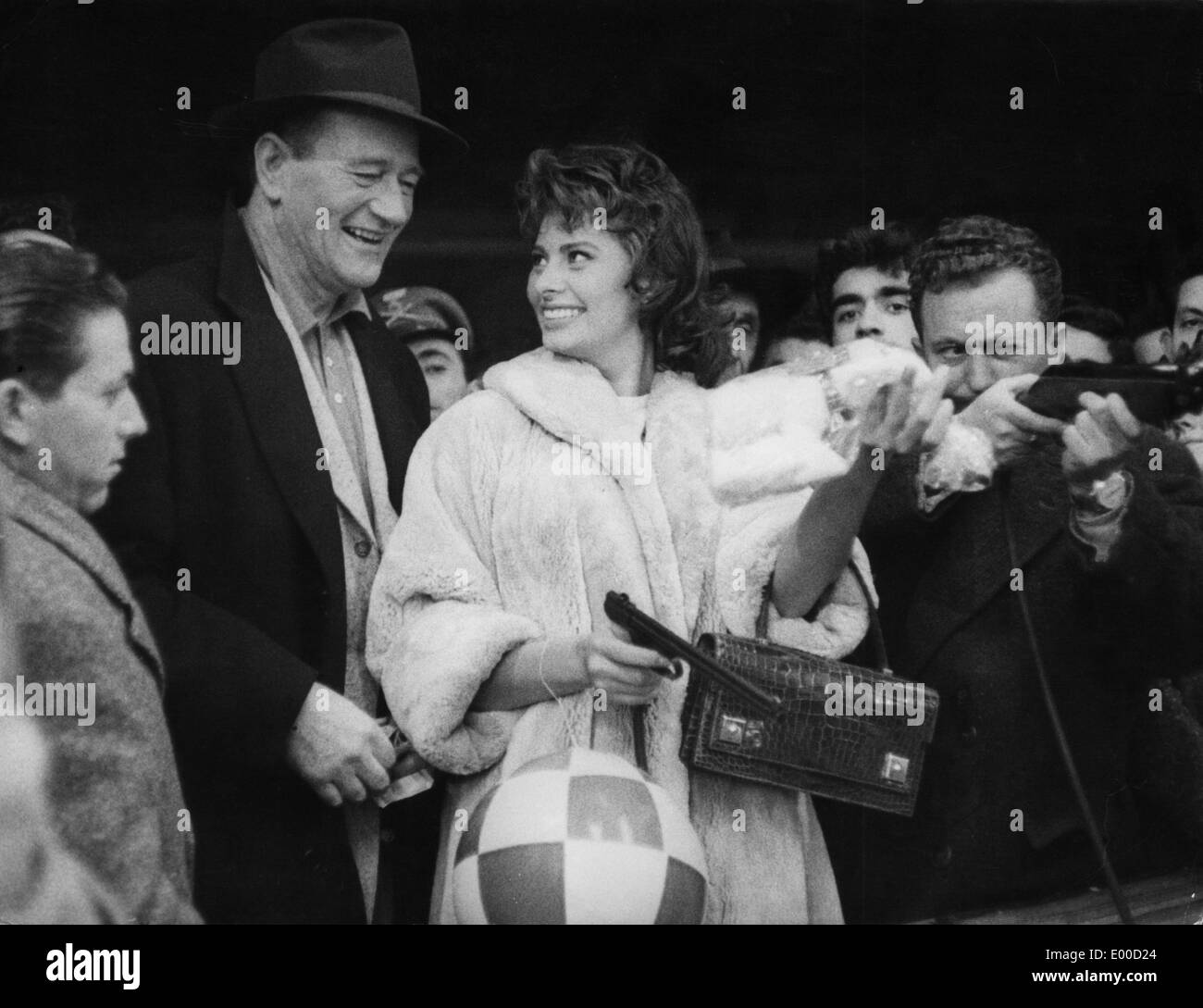 John Wayne und Sophia Loren Stockfoto