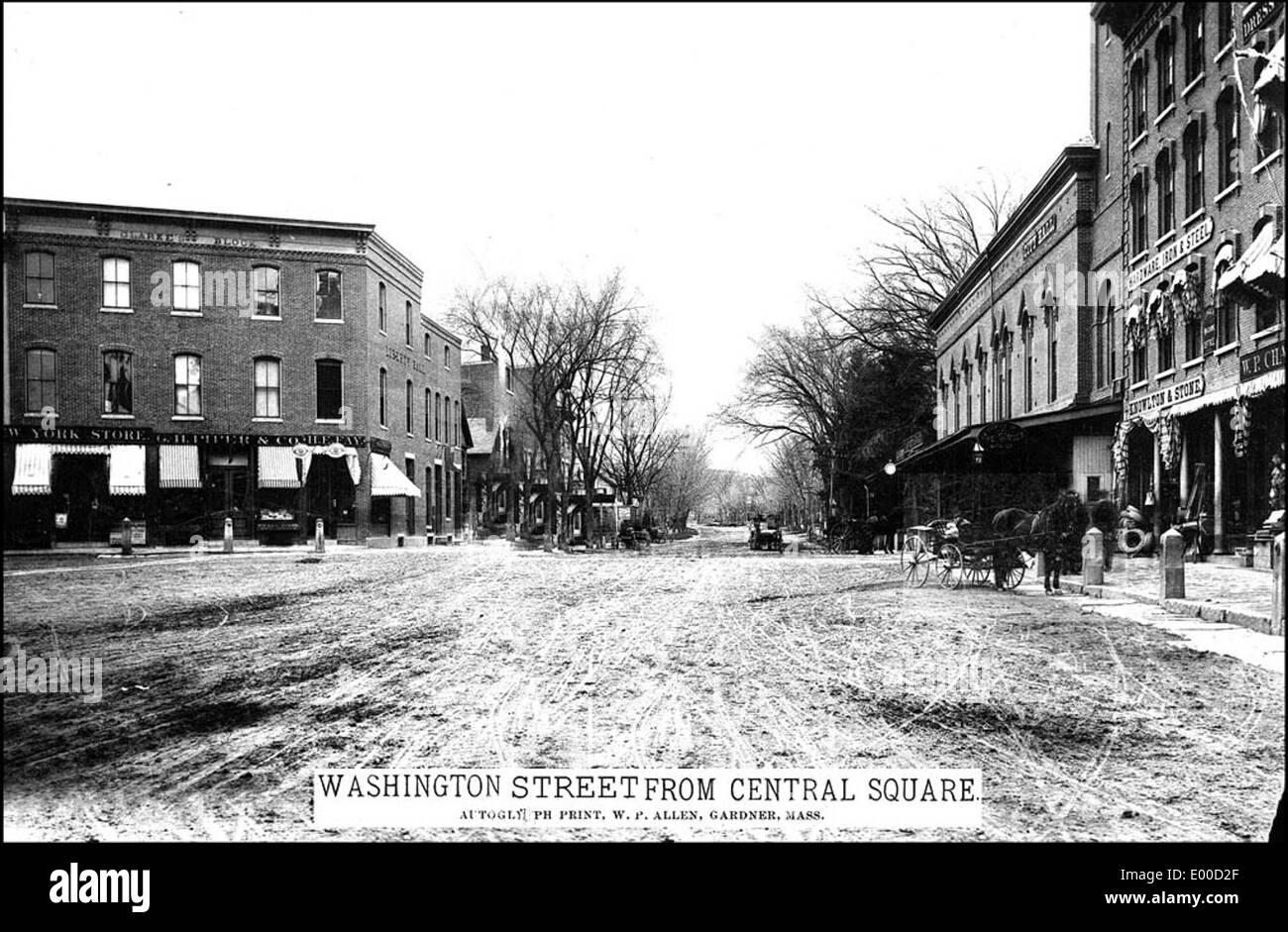 Dieses Foto zeigt die Washington Street vom Central Square in Keene, New Hampshire, und zeigt die architektonischen Merkmale der Straße, einschließlich Ladenfronten und Wohngebäuden, sowie den typischen Pferde- und Buggy-Transport jener Zeit. Stockfoto Dieses Foto zeigt die Washington Street vom Central Square in Keene, New Hampshire, und zeigt die architektonischen Merkmale der Straße, einschließlich Ladenfronten und Wohngebäuden, sowie den typischen Pferde- und Buggy-Transport jener Zeit. Stockfoto