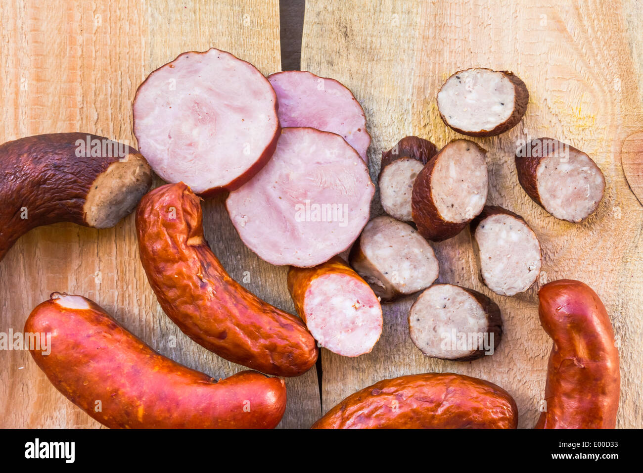 Geräuchertem Fleisch auf einem Holztisch mit leeren Platz für text Stockfoto