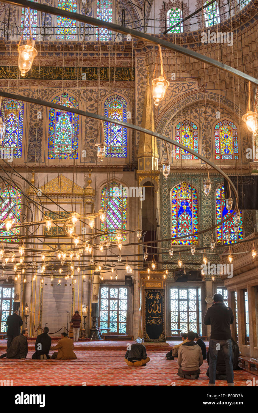 Muslime beim Gebet in der Sultan Ahmet oder blaue Moschee, Sultanahmet, Istanbul, Türkei Stockfoto