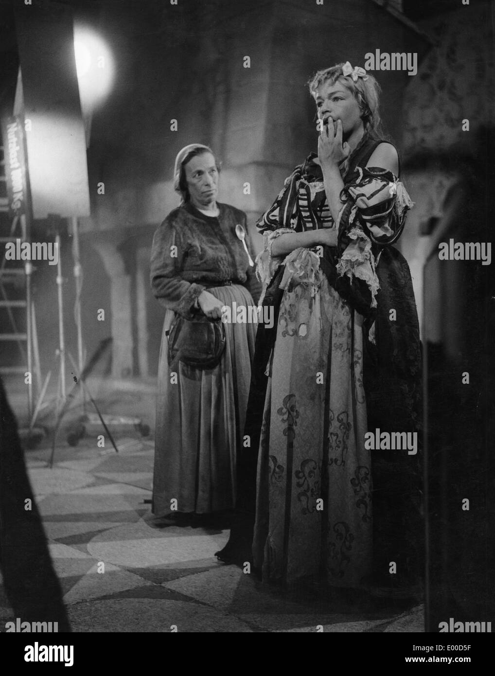 Helene Weigel und Simone Signoret, 1955 Stockfoto