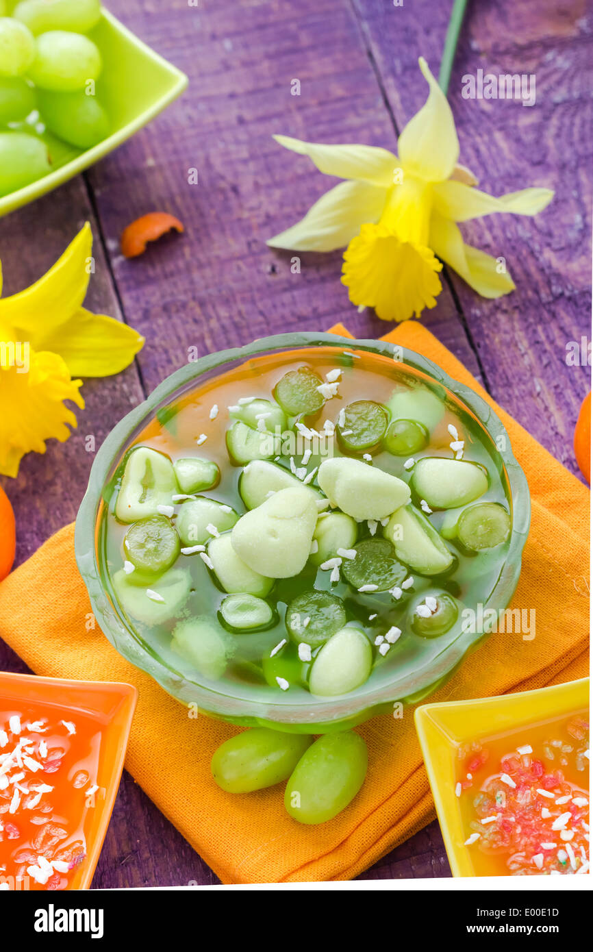 Leckere Fruchtgummi mit Stücken von Trauben Stockfoto