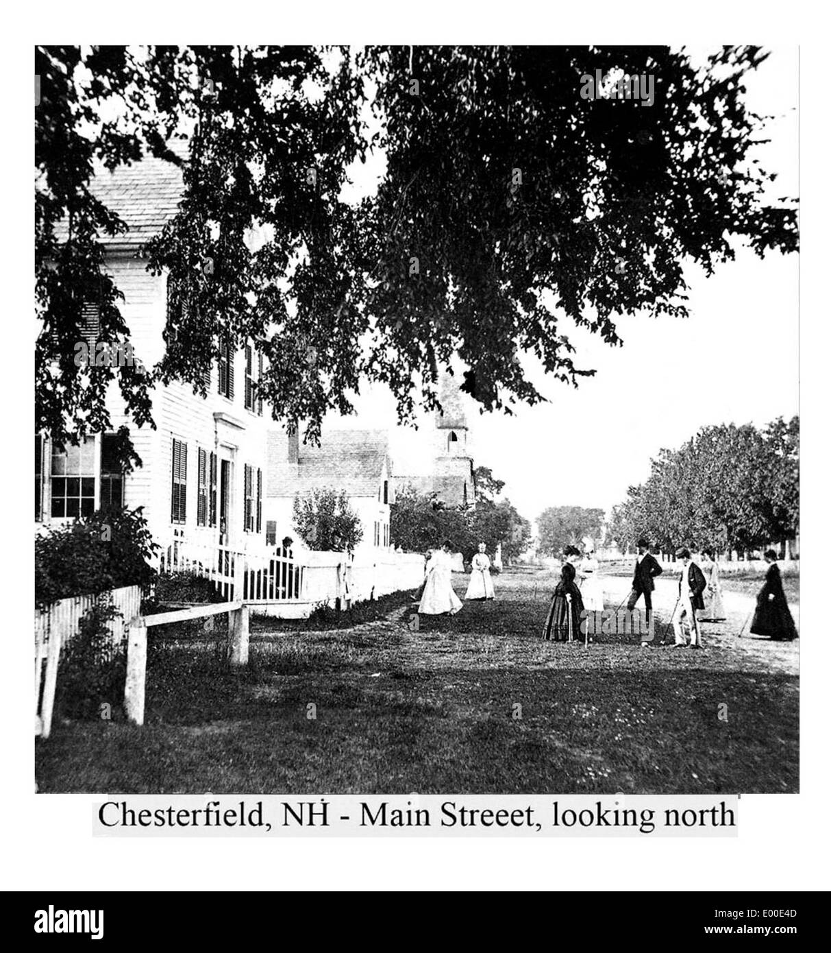 Dieses historische Bild zeigt die Main Street in Chesterfield, New Hampshire, und erfasst den architektonischen Stil der Gebäude und das tägliche Leben der Gegend während dieser Zeit. Stockfoto