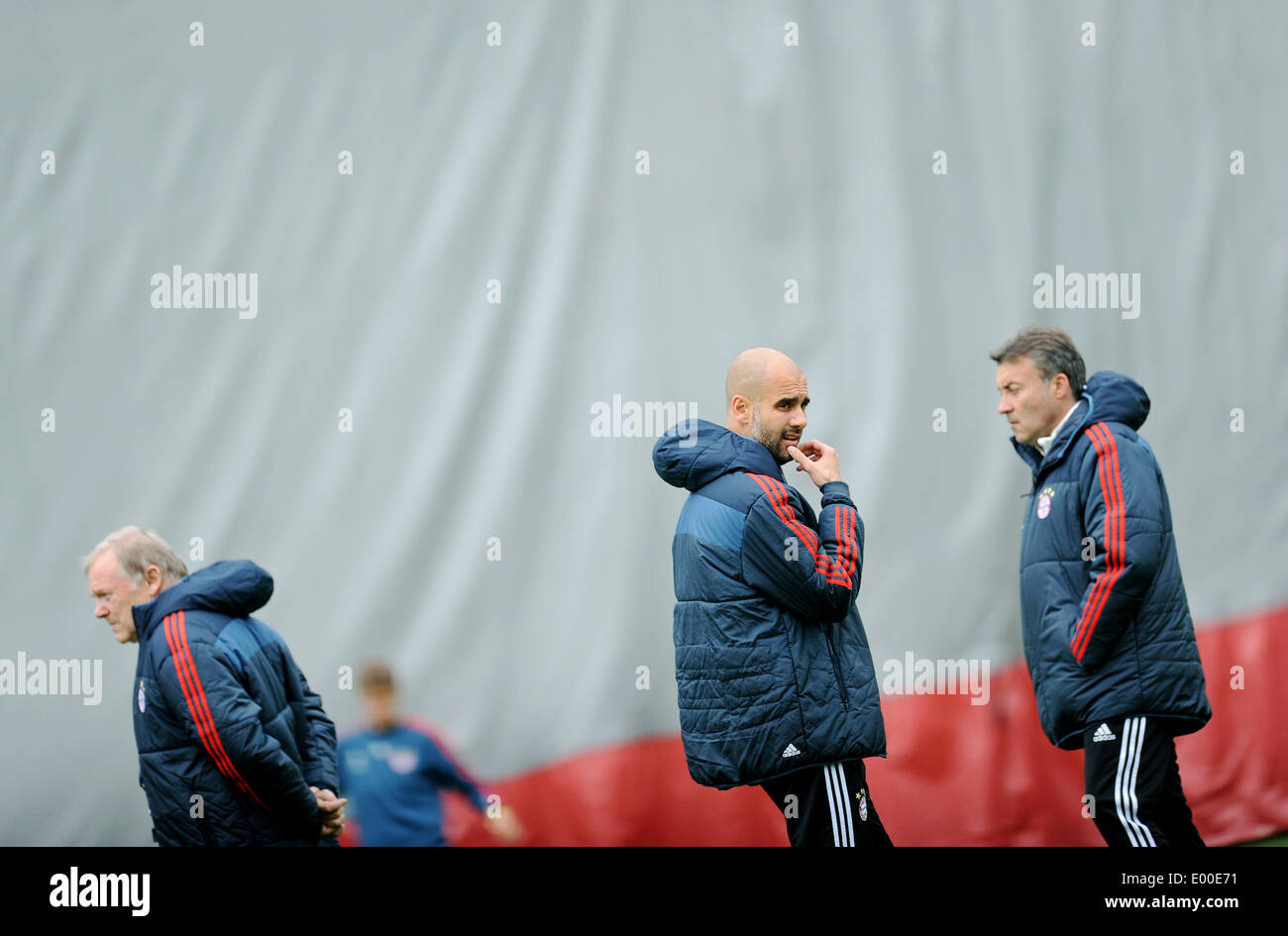 München, Deutschland. 28. April 2014. Münchens Trainer Pep Guardiola (2-R) und sein Co-Trainer Domenec Torrent (R) sprechen neben Co-Trainer Hermann Gerland (L) während einer Trainingseinheit des FC Bayern München in der Saebener Strasse in München, 28. April 2014. Grau, opake plane, die das Trainingsfeld umgibt ist im Hintergrund zu sehen. FC Bayern München steht Real Madrid in der UEFA Champions League Halbfinale Rückspiel Spiel am 29. April 2014. Foto: ANDREAS GEBERT/DPA/Alamy Live-Nachrichten Stockfoto