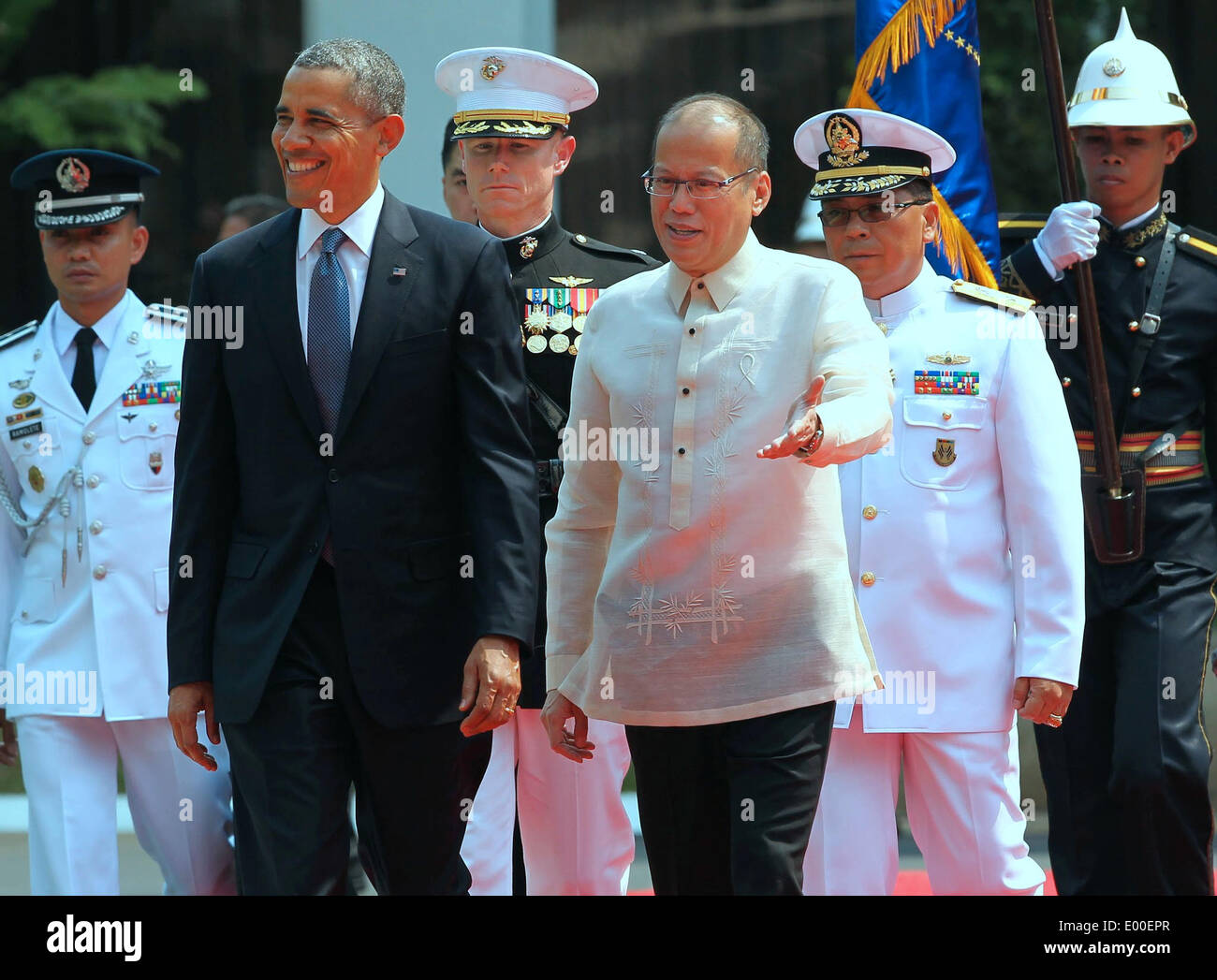 US-Präsident Barack Obama während der Begrüßung bei der Ankunft auf dem Gelände der Malacañang Palace 28. April 2014 in Manila, Philippinen durch philippinische Präsident Benigno S. Aquino III geleitet wird. Stockfoto