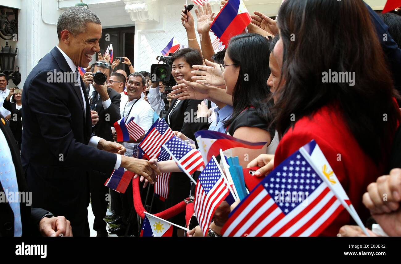 US-Präsident Barack Obama begrüßt Gönner während der Begrüßung bei der Ankunft am Schlosspark Malaca – ein 28. April 2014 in Manila, Philippinen. Stockfoto