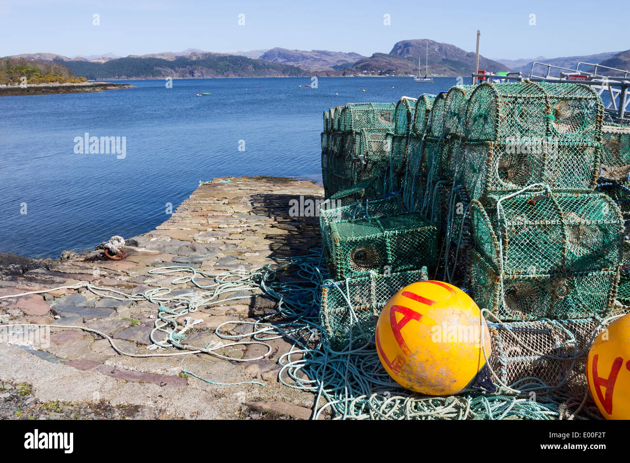 Hummer-Töpfe gestapelt auf dem Pier am Hafen Plockton Schottland, Vereinigtes Königreich Stockfoto