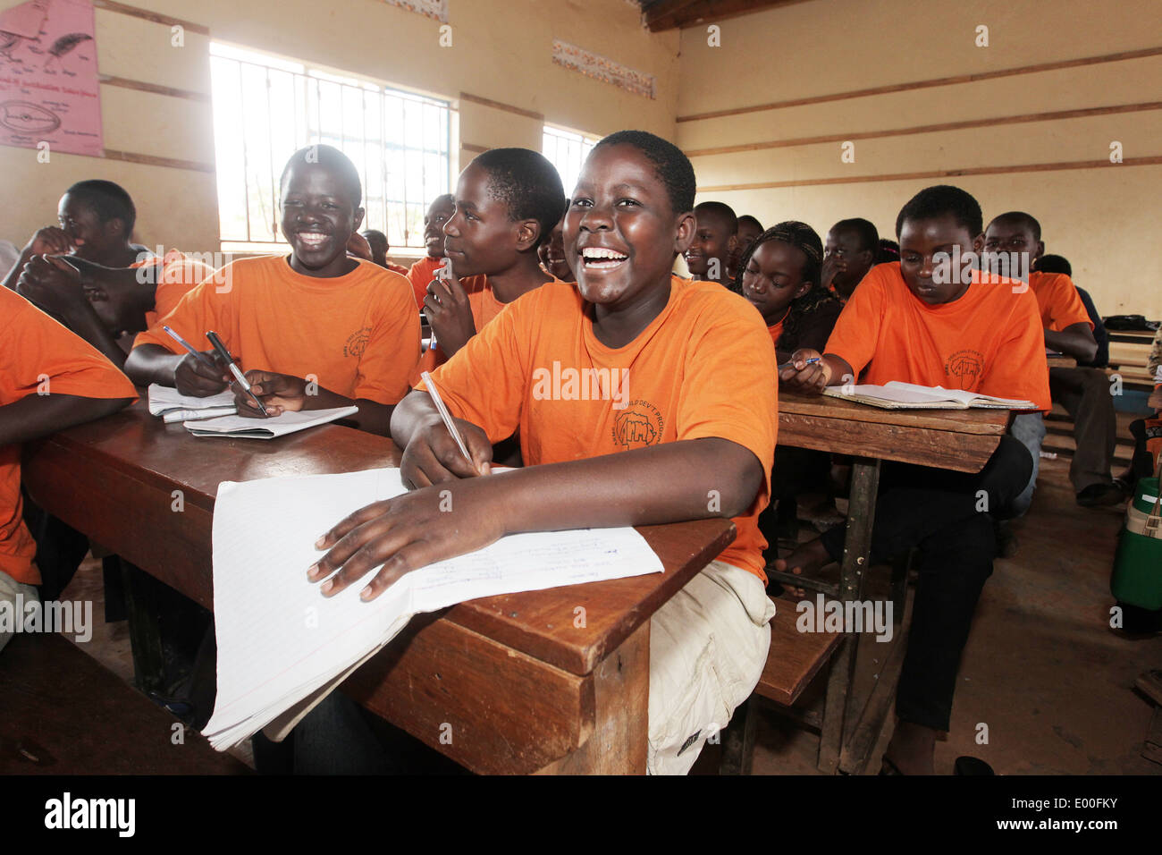 Schülerinnen und Schüler bei NGO finanziert gehütet Kinder Grundschule in den Kosovo Slumviertel der Stadt Kampala in Uganda Stockfoto