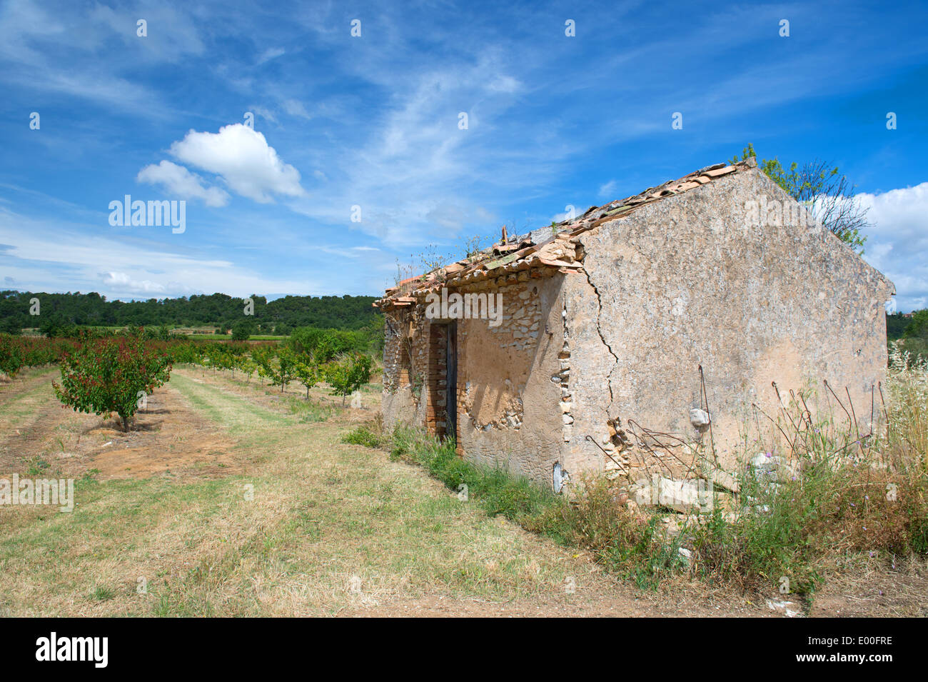 Bewohnbare gebrochen Französisch Haus in Landschaft Stockfoto