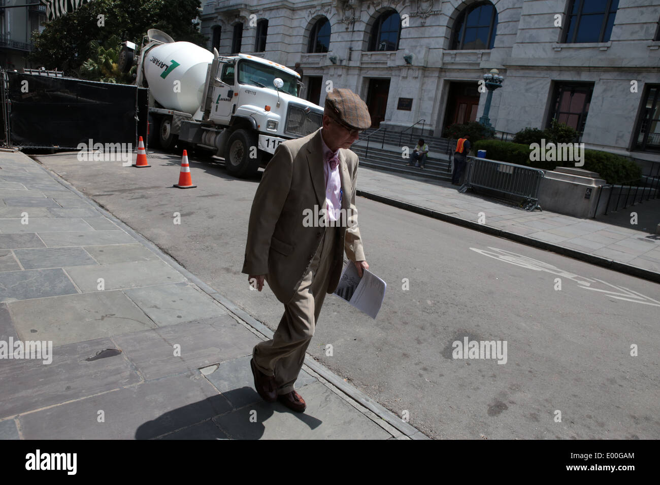New Orleans, USA. Ein Mann geht auf königliche Straße Stockfoto