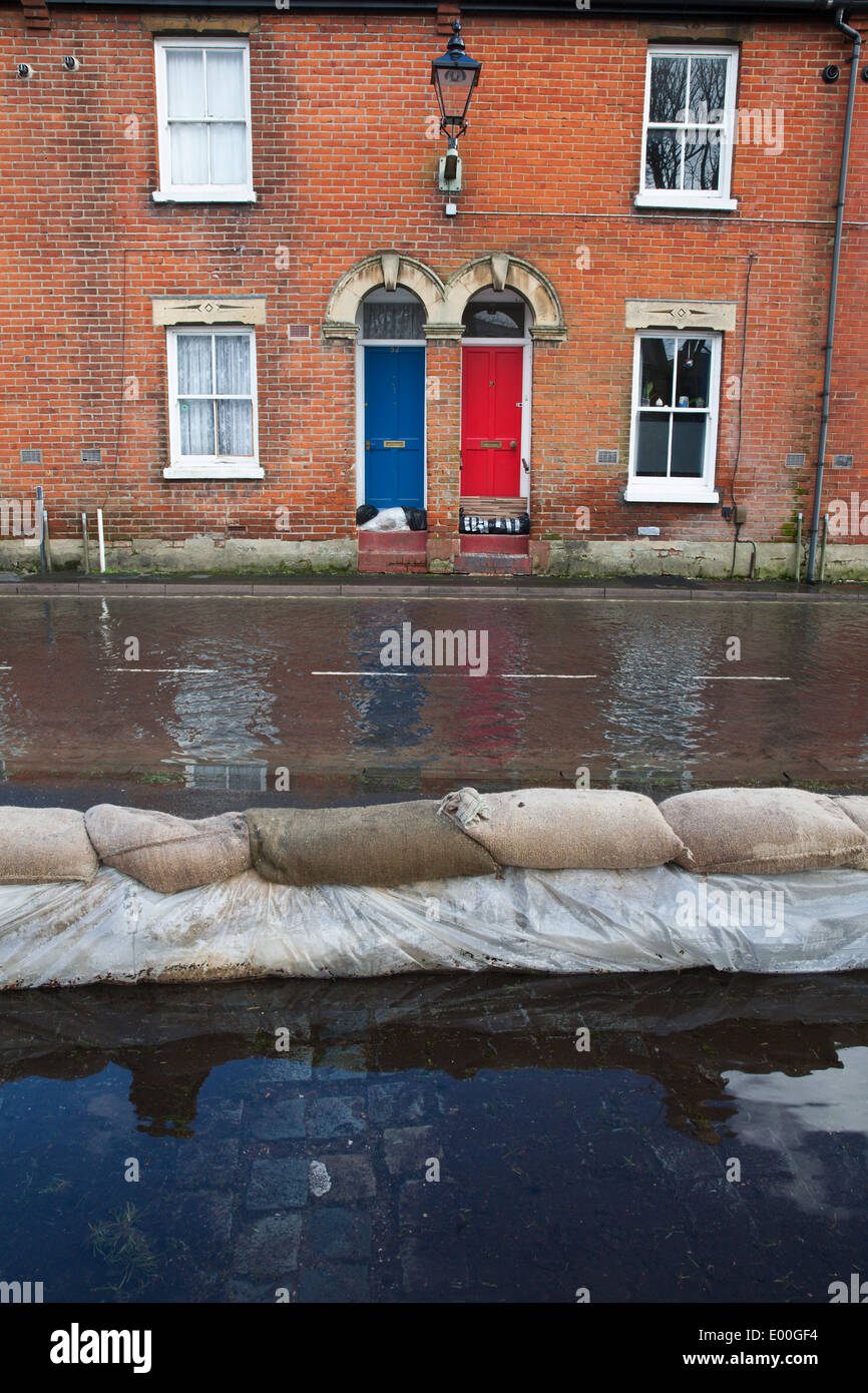 Überflutete Straße in Winchester, Hampshire, England, Großbritannien. Mit dem Klimawandel werden Überschwemmungen immer häufiger. Stockfoto