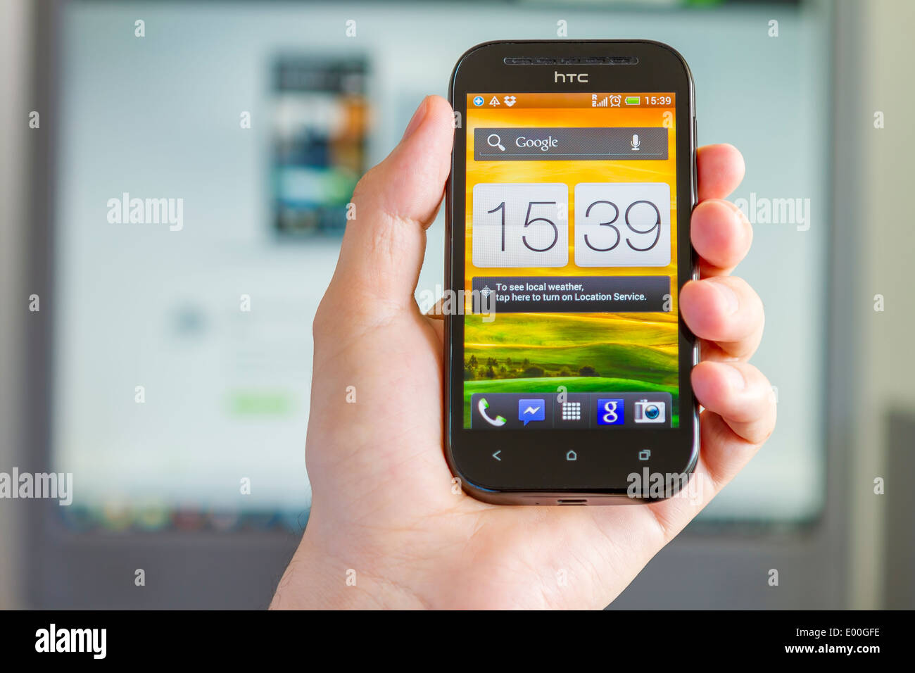 Hand hält ein HTC ein SV-Funktionen ein 4,3-Zoll Stockfoto