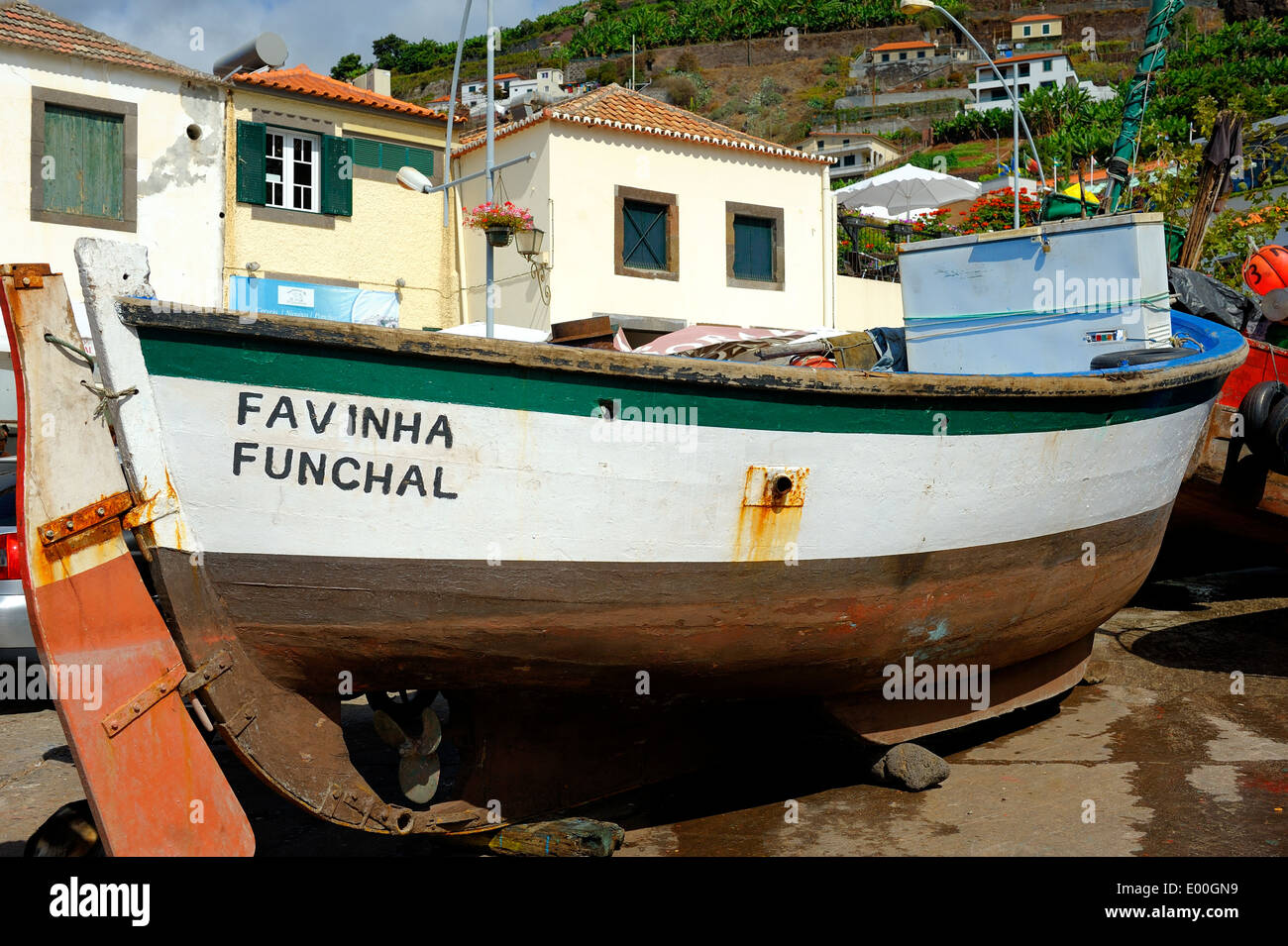 Madeira Portugal Fischerboot auf dem Festland in Camara De Lobos Stockfoto