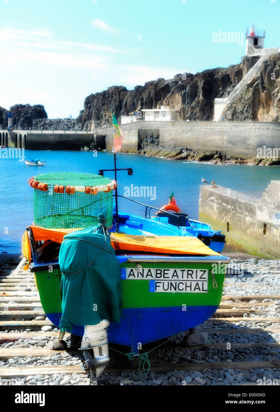 Madeira Portugal farbigen Fischerboot auf dem Festland in Camara De Lobos Stockfoto