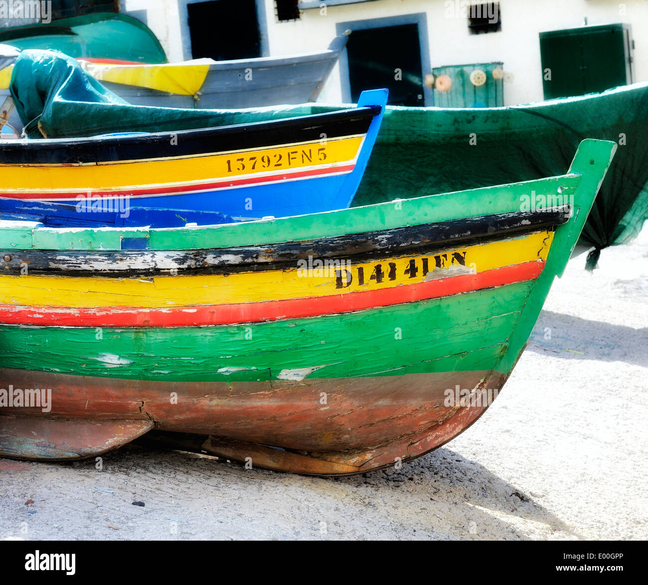 Madeira Portugal bunte Fischerboote auf dem Festland in Camara De Lobos Stockfoto
