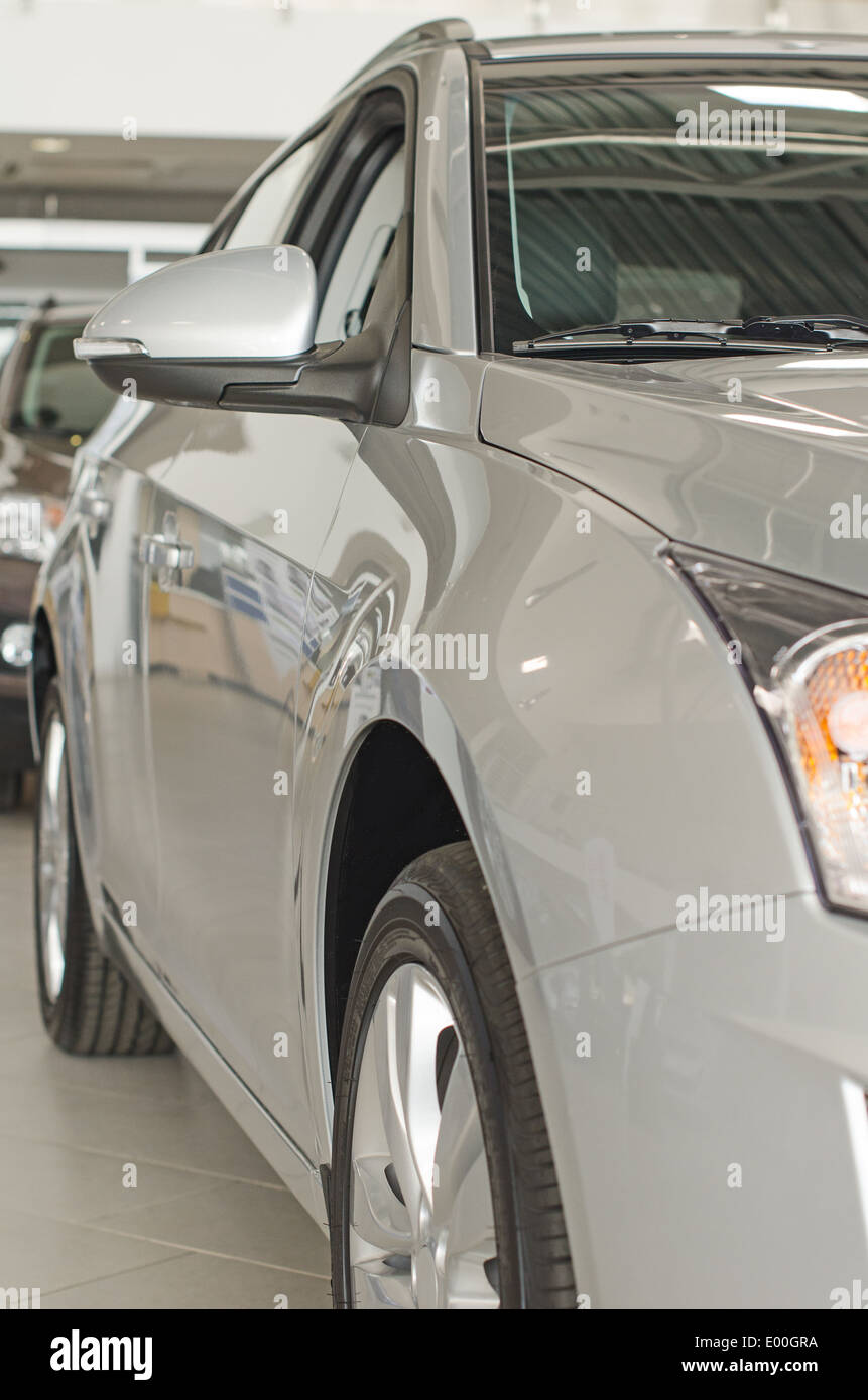 Teil des grauen Auto im Autohaus Salon. Stockfoto