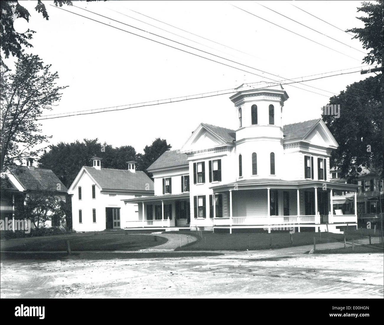 Dieses Foto zeigt das Haus an der Ecke Cross Street und Washington Street in Keene, New Hampshire. Das Bild wurde von Bion Whitehouse aufgenommen und zeigt die architektonischen Merkmale dieses historischen Gebäudes und den Charme von Keenes Wohnarchitektur aus dem frühen 20. Jahrhundert. Stockfoto