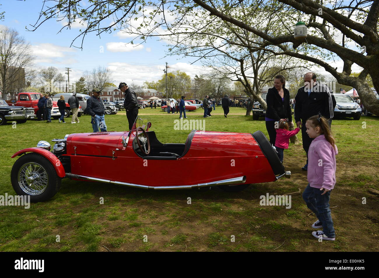 Floral Park, New York, USA 27. April 2014. Eine Familie mit kleinen Kindern befasst sich mit einem roten BH CX3, ein benutzerdefiniertes Beribo Replica Autos Bausatz Fahrzeug mit drei Rädern, und vom DMV als Custom Motorrad 2009 registriert, ist auf der 35. jährliche antiken Auto Show auf Queens Hof ausgestellt. Bildnachweis: Ann E Parry/Alamy Live-Nachrichten Stockfoto