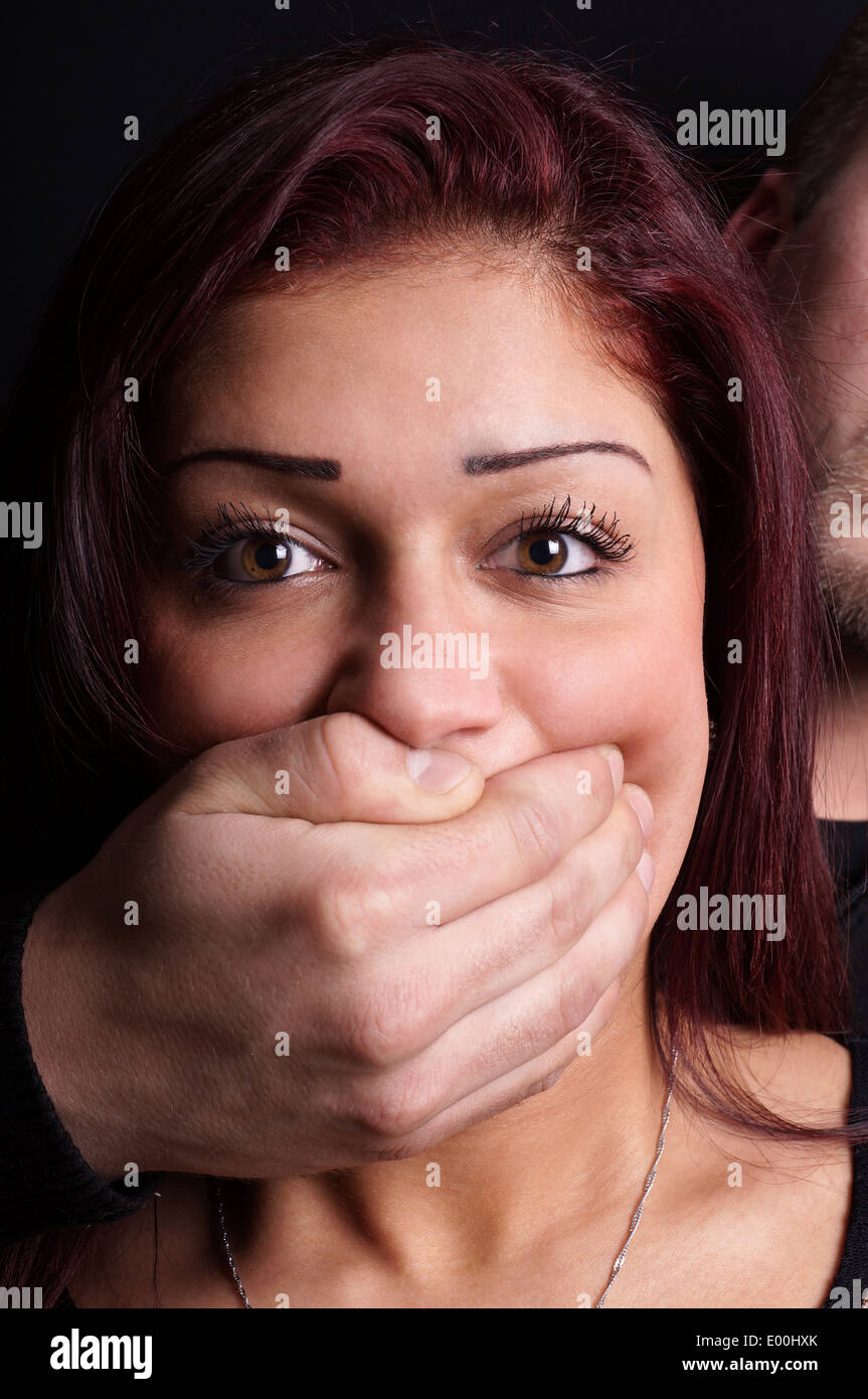 fremden eine verängstigte Frau den Mund mit der hand Stockfoto