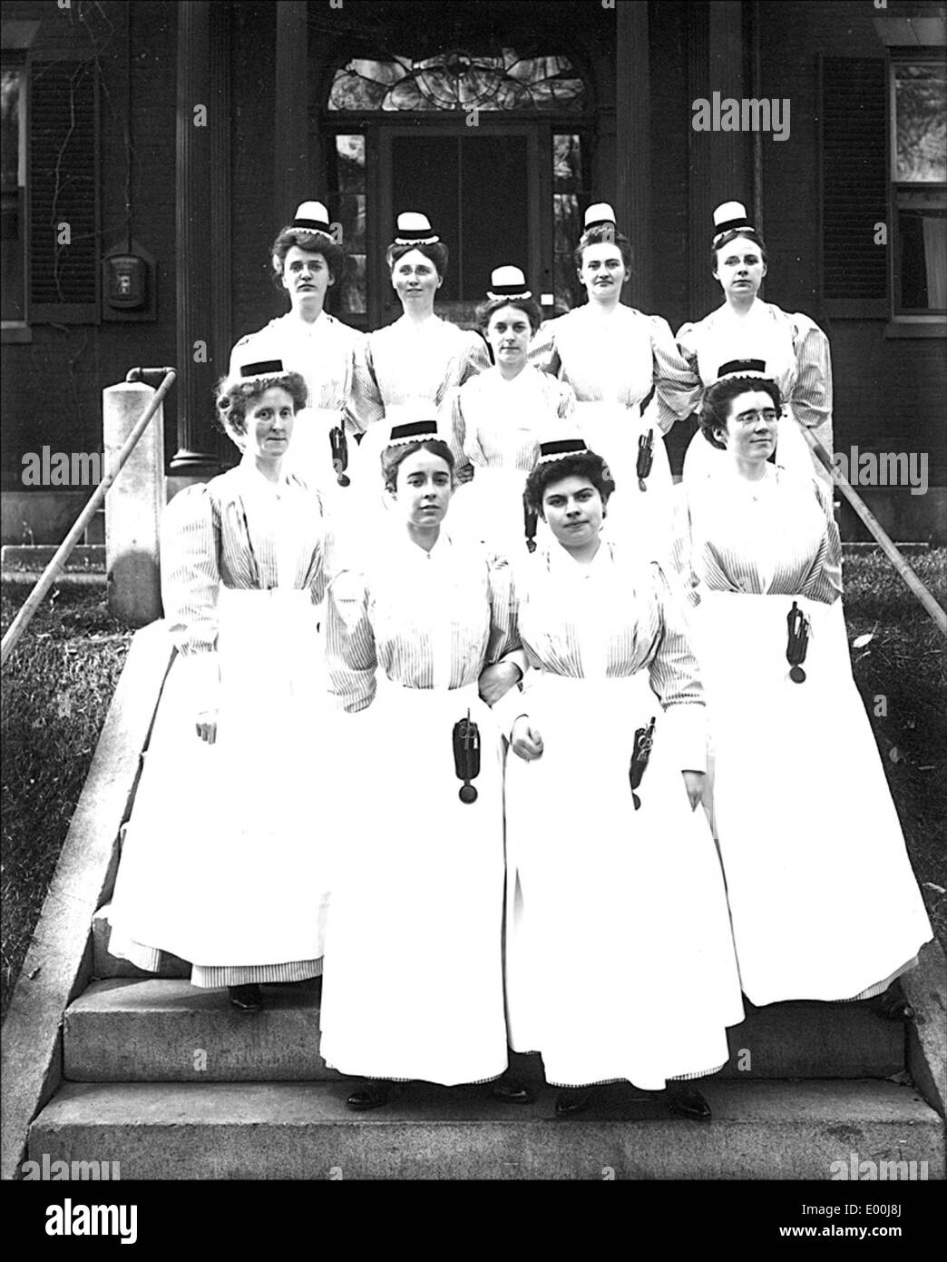 Dieses Foto aus Bion Whitehouse zeigt die Schwestern des Elliot City Hospital in Keene, New Hampshire, und hebt ihre Rolle im Gesundheitswesen und ihr Engagement für den medizinischen Dienst während eines entscheidenden Moments in der Geschichte der Region hervor. Stockfoto