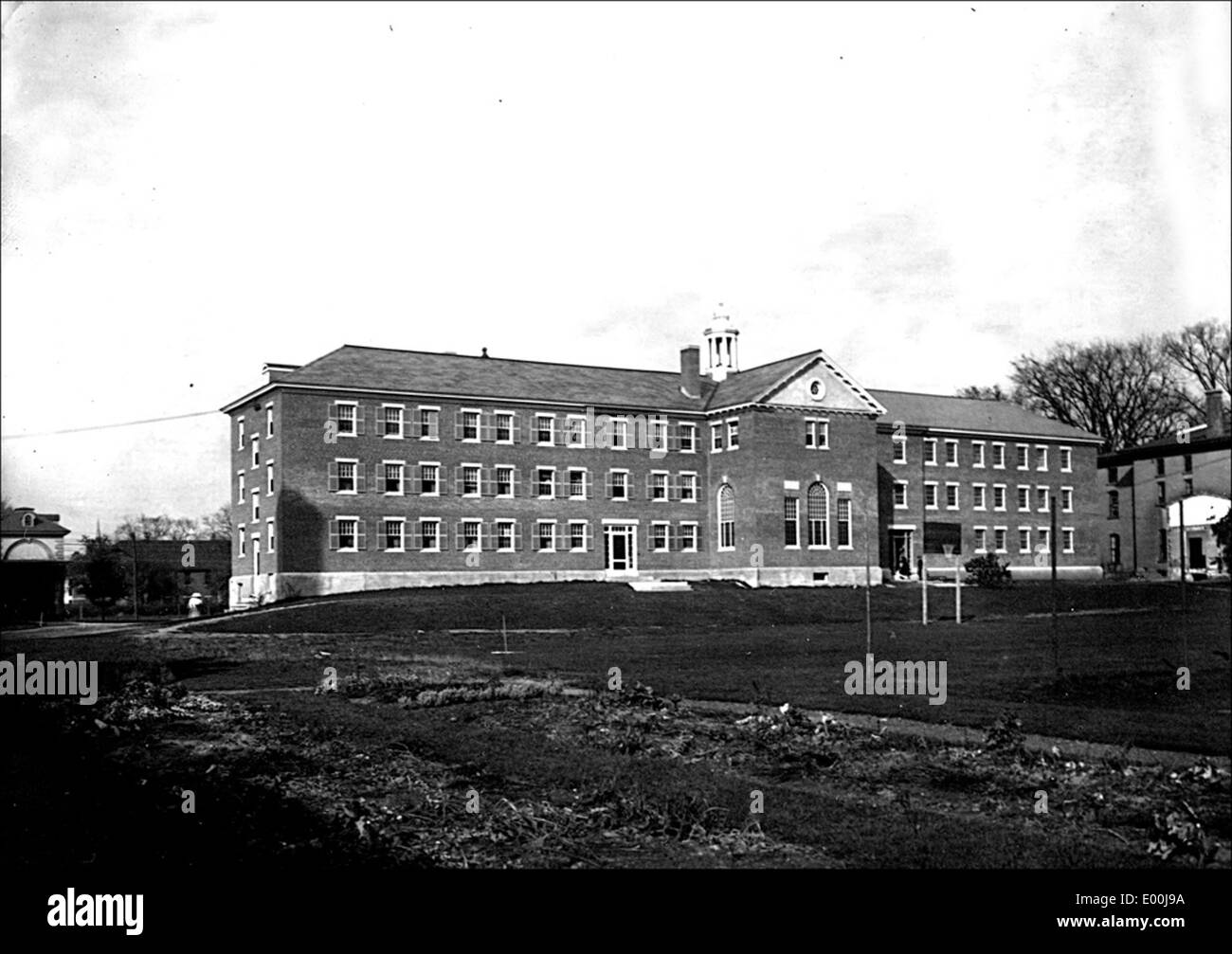 Fiske Dormitory, Teil der Keene Normal School (heute Keene State College), befindet sich in Keene, New Hampshire. Das von Bion Whitehouse entworfene historische Gebäude wurde im späten 19. Jahrhundert für Studenten und Dozenten errichtet. Sein architektonisches Design spiegelt den Bildungsschwerpunkt und das Wachstum der Institution während dieser Zeit wider. Stockfoto