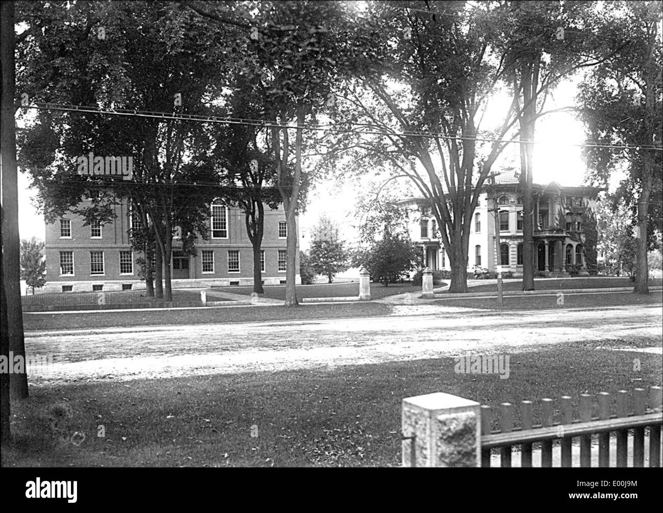 Hale House und Parker Hall waren bedeutende Gebäude an der Keene Normal School in New Hampshire, später bekannt als Keene State College. Diese Strukturen stellen die historische Grundlage der Bildung in der Region dar. Stockfoto