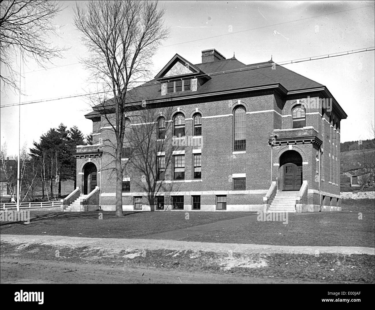 Dieses Foto zeigt die South Lincoln School in Keene, New Hampshire, die Heimat der Monadnock Waldorf School. Das Bild zeigt das Bildungsumfeld in einem ländlichen New England Setting mit Schwerpunkt auf der Architektur und Lage der Schule entlang der South Lincoln Street. Stockfoto