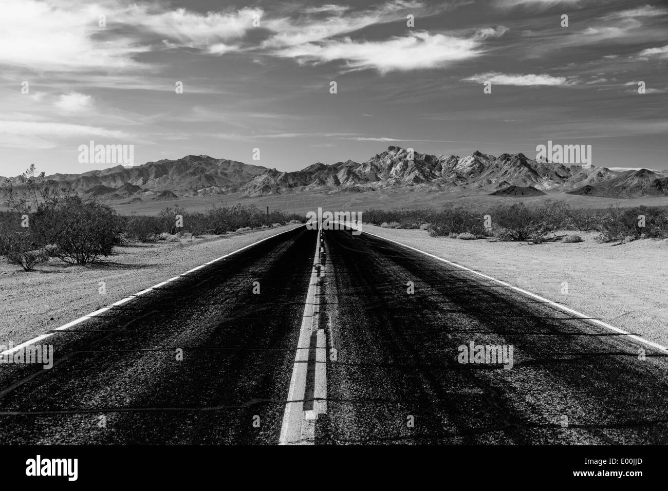 Asphaltierte Straße in Wüste Nevada USA Vereinigte Staaten von Amerika Stockfoto