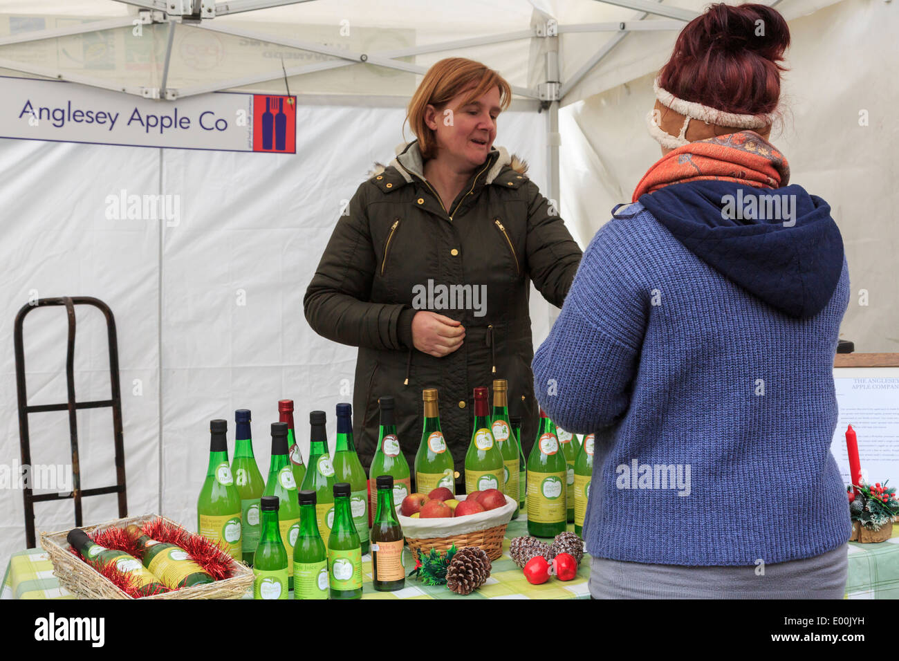 Anglesey Apple Company Stall zu verkaufen Obst Getränke zu Weihnachten Essen und Handwerk Messe in Portmeirion Gwynedd Wales UK Großbritannien Stockfoto