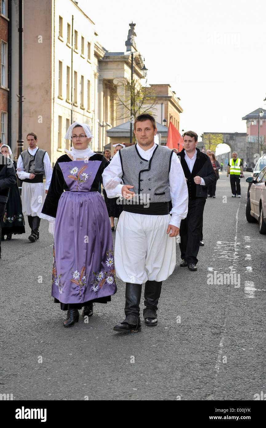 Teilnehmer aus der Bretagne erwartet der sechs keltischen Nation Parade im Stadtzentrum von Londonderry. Stockfoto