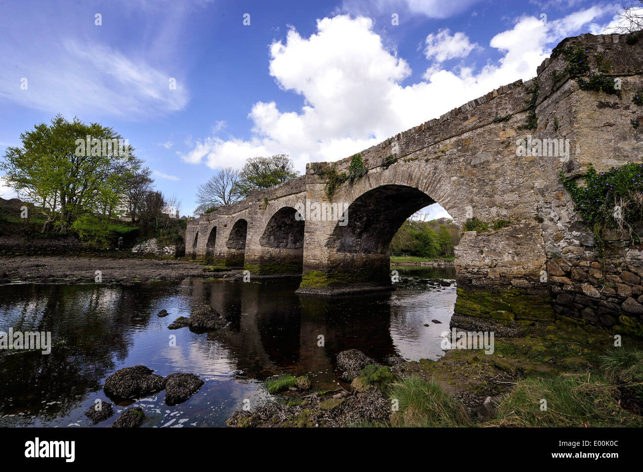 Die Schlossbrücke (c1718), eine Steinbrücke von sechs Bogen Schutt, Swan Park, Buncrana, County Donegal, Irland. Stockfoto