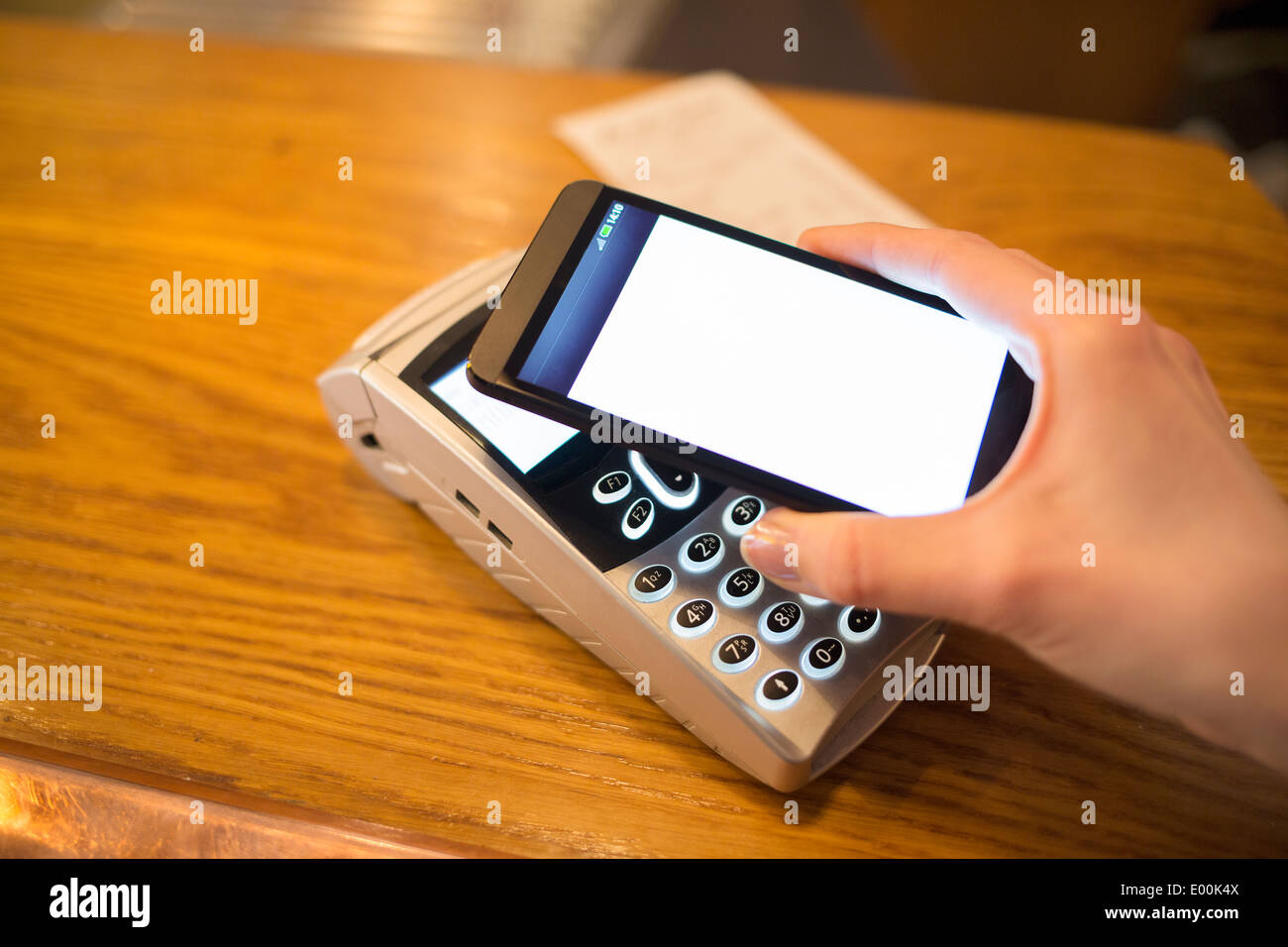 Weibliche Hand Smartphone Brieftasche Paymentshop Stockfoto